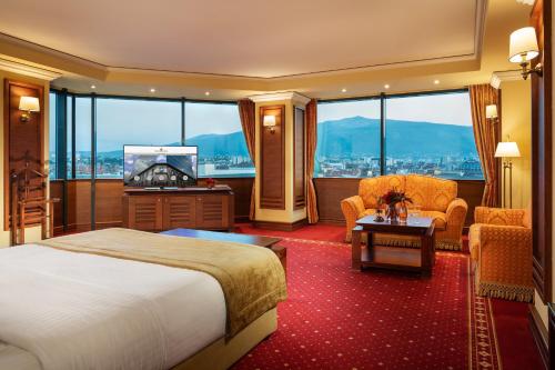 索非亚Grand Hotel Sofia的酒店客房设有一张床和一个大窗户