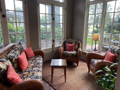 哈里斯堡City House Bed and Breakfast的带沙发和椅子的客厅以及窗户。