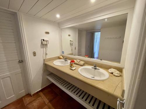 拉斯加勒拉斯bungalow 3116 vue sur piscine的一间带两个盥洗盆和大镜子的浴室