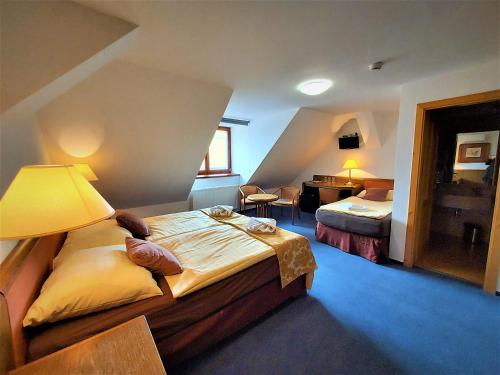 Hotel Restaurant Na Statku客房内的一张或多张床位