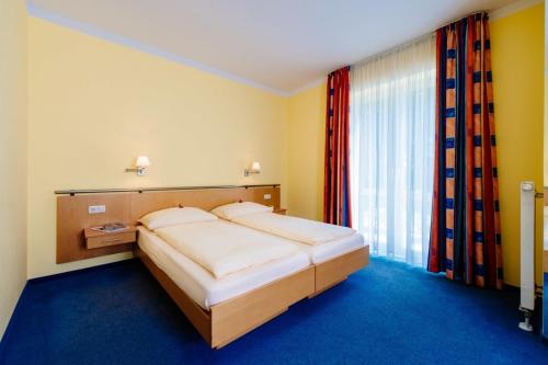 慕尼黑Hotel Graf Lehndorff zur Messe的一间卧室设有一张大床和一个窗户。