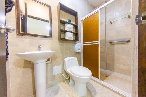 卡塔赫纳Ayenda El Viajero #2的浴室配有卫生间、盥洗盆和淋浴。