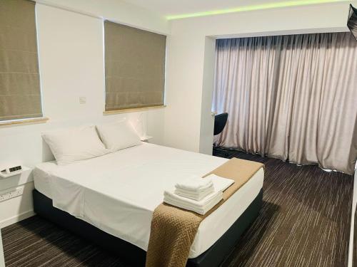 尼科西亚Nicosia 5 Stars Suites的酒店客房设有床和窗户。