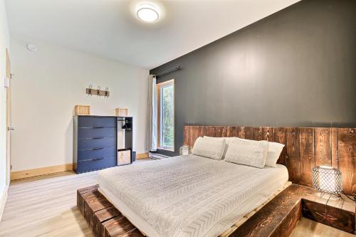 萨顿Wellness Sutton Cabin #265 unité du haut的一间卧室配有一张大床和一个蓝色梳妆台