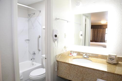 门罗戴斯酒店的一间浴室