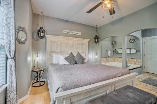 布兰森Branson Resort-Style Retreat 4 Mi to Strip的一间卧室配有一张床和浴缸