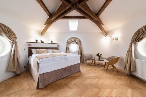 Hotel & Restaurant Chateau Trnová客房内的一张或多张床位