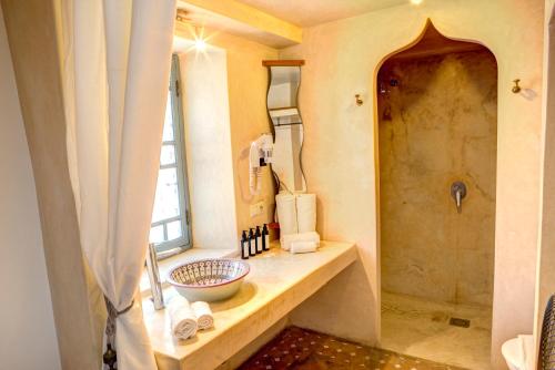 拉巴特Riad Amaris的一间带水槽和淋浴的浴室
