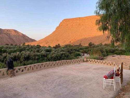 IfriLuna del fuego的坐在沙漠中山前的椅子