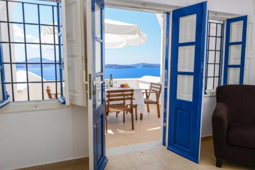 伊亚伊亚之峰酒店的一间设有蓝色门和桌椅的房间