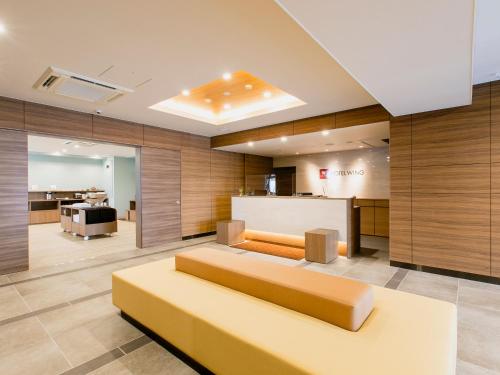 高松Hotel Wing International Takamatsu的中间设有带沙发的客厅