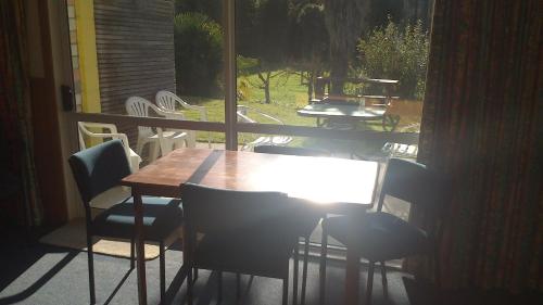 Otaki奥塔奇汽车旅馆的享有庭院景致的阳台上的桌椅
