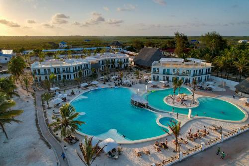 MakunduchiThe One Resort Zanzibar的享有度假村游泳池的顶部景致