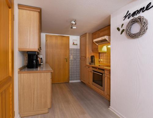 施马伦贝格Landferienwohnung Simon的厨房配有木制橱柜和台面