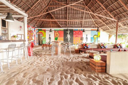 江比阿鲁帕海滩度假酒店的海滩度假村的客房,地面上有沙子