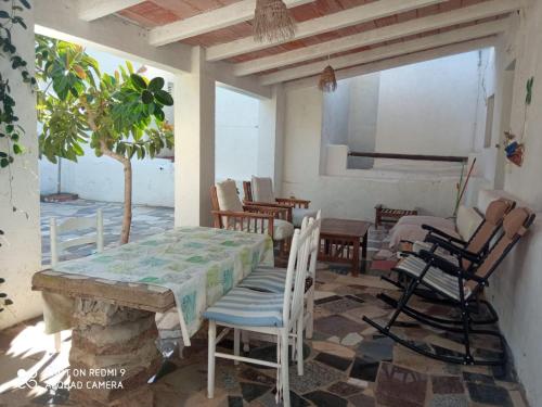 厄尔·波索·德·洛斯·弗莱尔哥蒂贺白塔酒店 的庭院里配有桌椅的房间