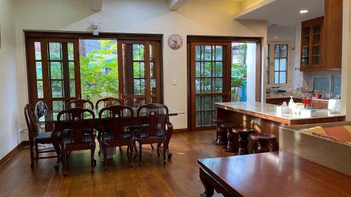 曼谷Chan Home Villa的厨房以及带桌椅的用餐室。