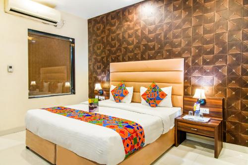 博帕尔FabHotel Prime President- Near to Bhopal Airport的一间卧室,卧室内配有一张大床