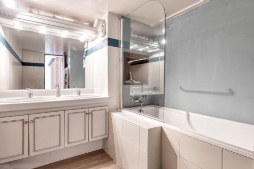 雷岛圣玛丽MACÉDOCY Maison de charme au cœur du Village的一间带水槽和镜子的浴室