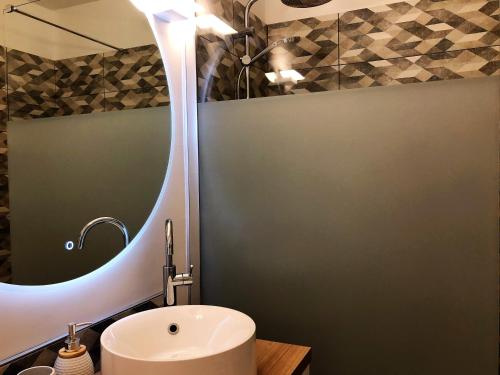 阿卡雄PERLIERES T2 lumineux vue bassin parking wifi的一间带水槽和镜子的浴室