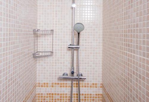 林孔-德拉维多利亚Studio 2 Sea front的浴室铺有白色瓷砖,设有淋浴。