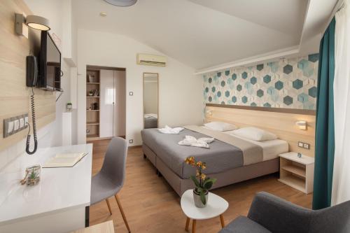 凯斯特海伊克里斯特里酒店的酒店客房带一张床、一张桌子和椅子