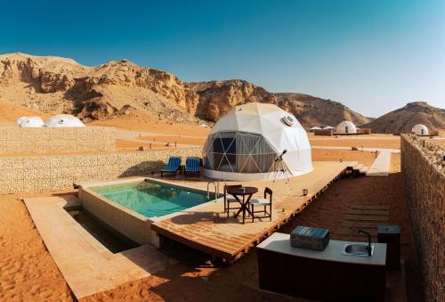 沙迦Moon Retreat by Sharjah Collection的沙漠中的圆顶帐篷 - 带游泳池