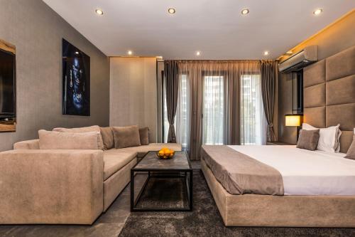 普罗夫迪夫SOHO Apart House的酒店客房,配有床和沙发