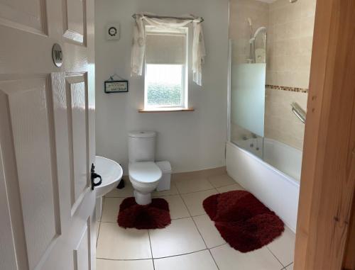 巴利卡斯尔Causeway Coast Country Cottage, Pet-friendly的浴室配有卫生间、浴缸和水槽。