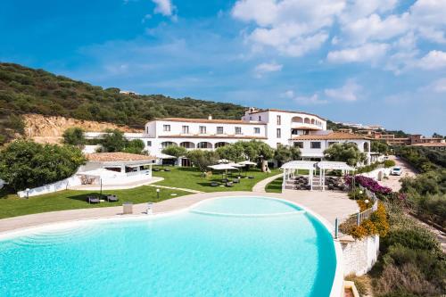 奥尔比亚Hotel dP Olbia - Sardinia的享有度假村的空中景致,设有大型游泳池