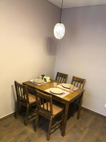 乌曼岛Квартира в центре города的餐桌,配有四把椅子和灯