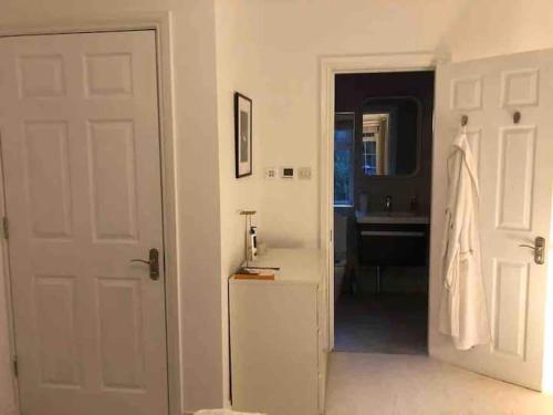 南安普敦Chartleigh的通向带水槽的浴室的白色门