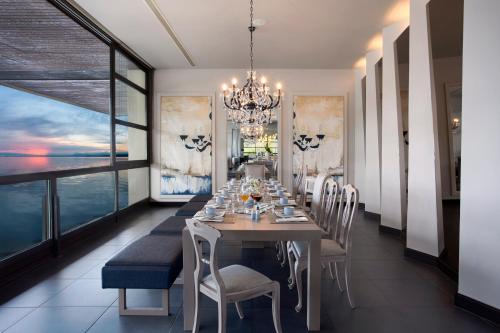 新马尔马拉斯波尔图卡拉斯梅利通酒店的一间带桌椅和吊灯的用餐室