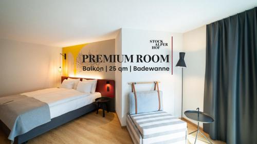 布里格Hotel Stockalperhof的配有一张床和一把椅子的酒店客房