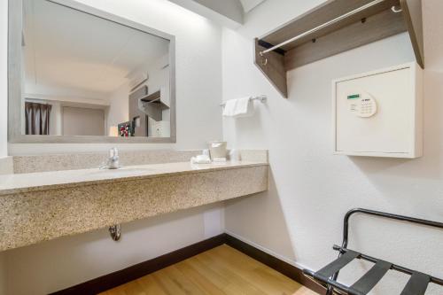 达拉姆Red Roof Inn Durham - Duke Univ Medical Center的一间带水槽和镜子的浴室