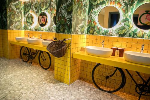 伦敦The Corner London City的浴室设有3个水槽和2辆自行车