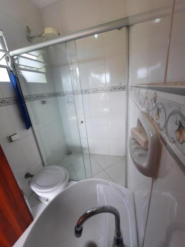 阿帕雷西达CANTINHO VOLTE SEMPRE的一间带水槽和卫生间的浴室