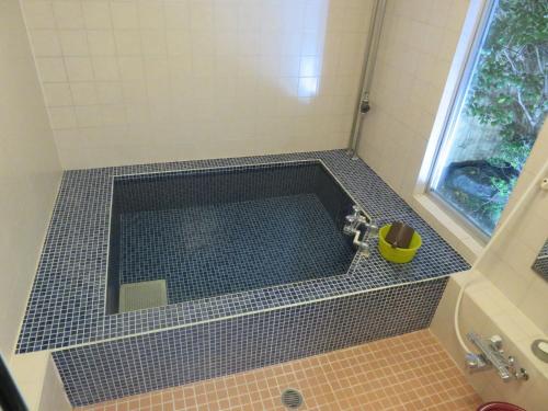 釜石Hotel Marue - Vacation STAY 78769v的带浴缸和水槽的浴室