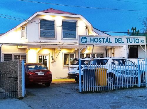 蓬塔阿雷纳斯Hostal Del Tuto的2辆汽车停在一家名为“教师”的旅馆前