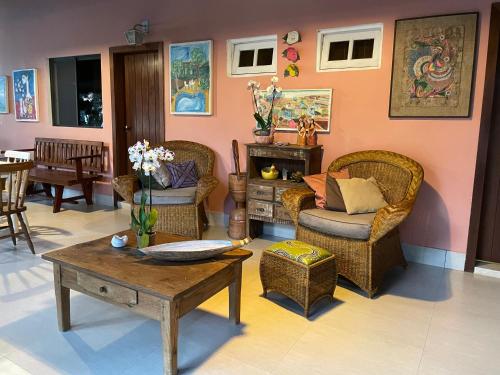 巴西利亚Casa do Lago Hospedaria的客厅配有藤椅和桌子