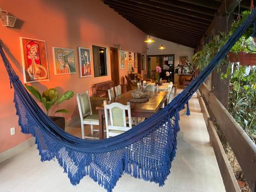 巴西利亚Casa do Lago Hospedaria的房屋用餐室的吊床