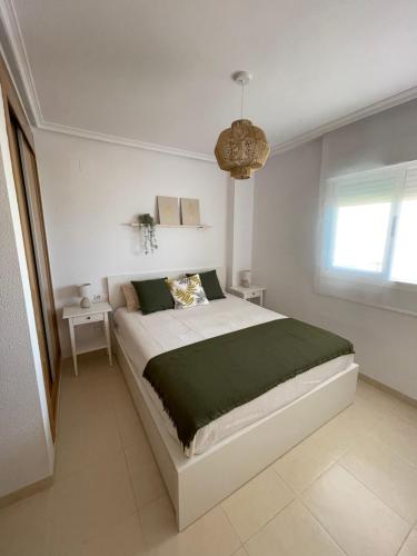 博尔瑟拉尔Apartamento MagicWorld的一间白色客房内配有一张大床的卧室