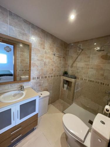 博尔瑟拉尔Apartamento MagicWorld的浴室配有卫生间、盥洗盆和淋浴。
