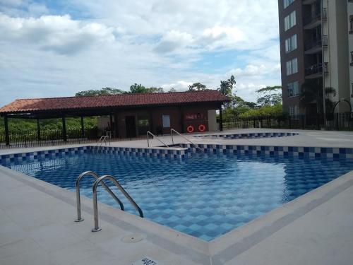 比亚维森西奥Moderno APTO con aire acondicionado y Netflix en Villavicencio的大楼前的大型游泳池
