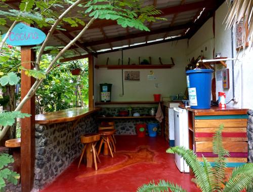BalgueLa Urraca Loca Hostel的一间厨房,内设一个柜台和凳子
