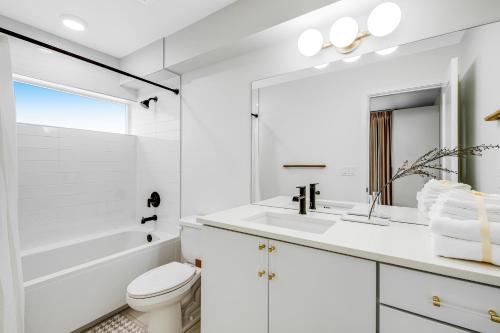西雅图Capitol Hill Rooftop R & R的白色的浴室设有水槽和卫生间。