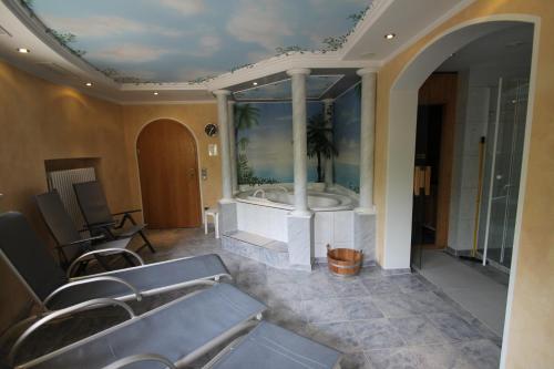 贝希特斯加登科鲁恩酒店的一间带浴缸的浴室