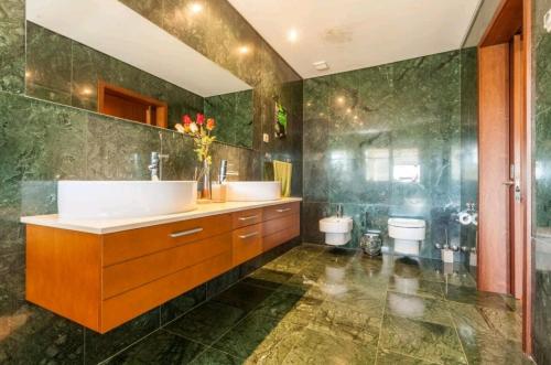 布拉加布拉加甜蜜的家旅舍的浴室设有2个水槽和2个卫生间