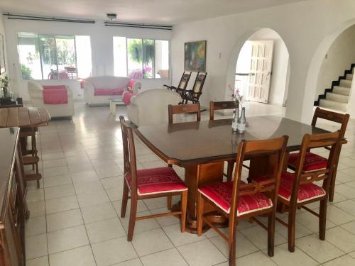 圣玛尔塔Casa Hospedaje Villaluz- a 5 minutos de la Playa的一间带桌椅的用餐室