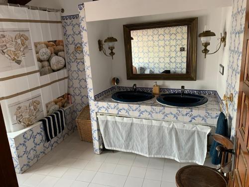 哈维亚VILLA MARETA的一间带两个盥洗盆和窗户的浴室